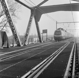 857537 Afbeelding van een diesel-hydraulisch T.E.E.-treinstel Reihe VT 11.5 (later VT 601) van de D.B. bij de nieuwe ...